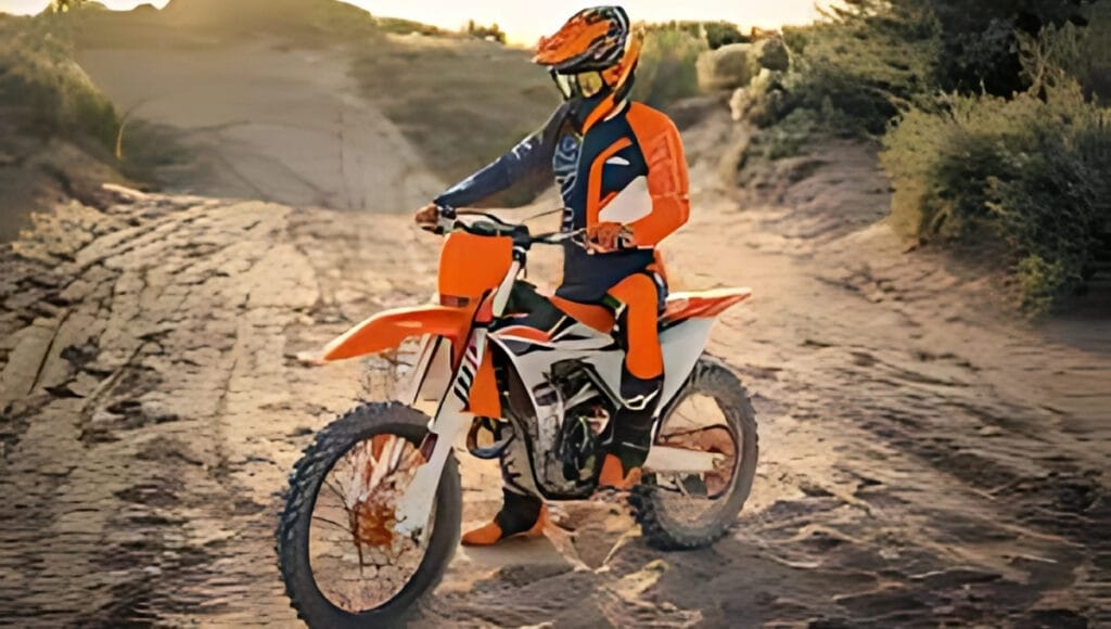 “KTM की नई बाइक्स ने मचाया धमाल! अब बिना रुके पहाड़ों की ऊंचाई पर दौड़ेगी ये धांसू मशीन”